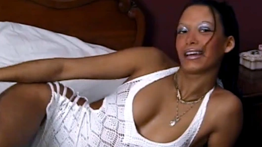 Sıska genç kız en iyi bakış açısıyla küçük yarakla sakso çekiyor