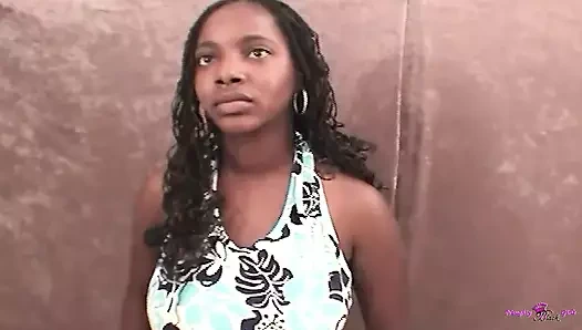 Sadece modellik yapmak yerine esmer kadını zenci sakso becerileriyle memnun etmek istiyor