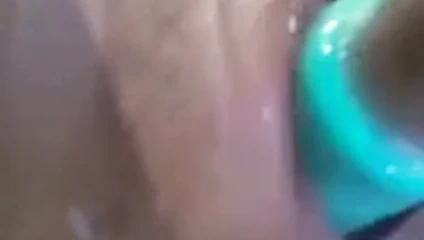 sevimli çin kız mastürbasyon ile bir süpürge