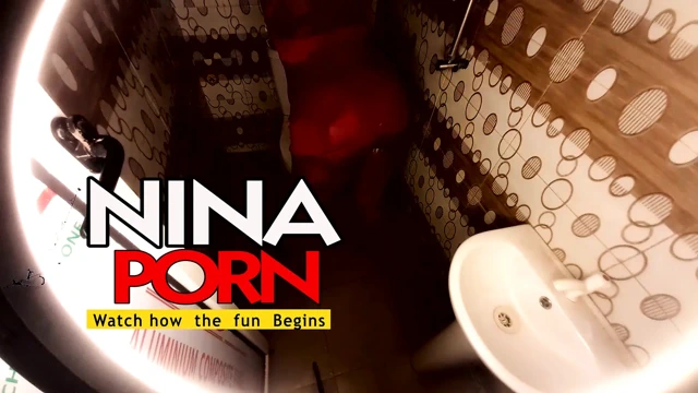 Zenci kız banyoda twerk yaparak eğleniyor biraz yarak emiyor