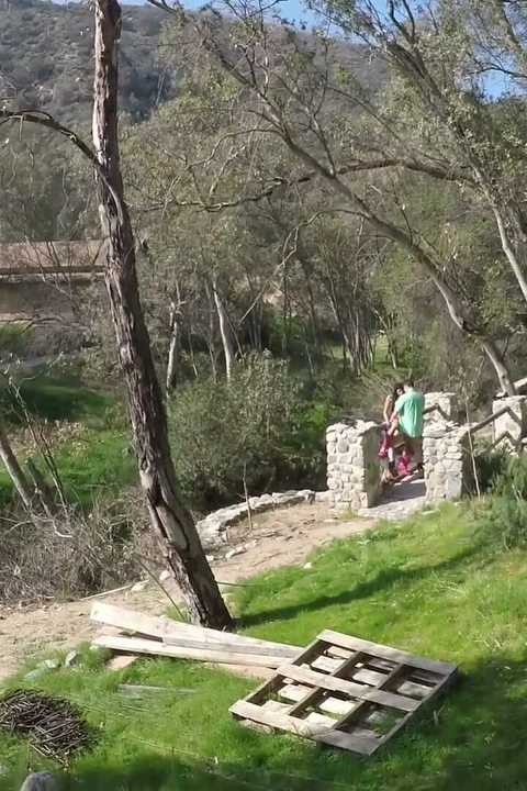 Mofos - yaramaz Jaclyn Taylor ateşli açık havada seks macerasında Gavin'i emiyor ve sikiyor