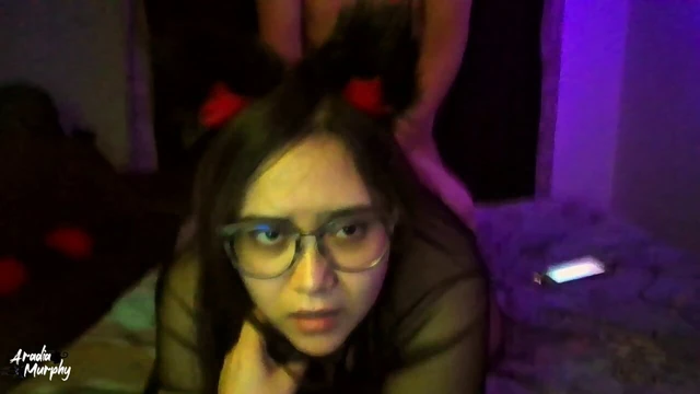 Я звоню по видео моему лучшему другу, пока мой бойфренд трахает меня.