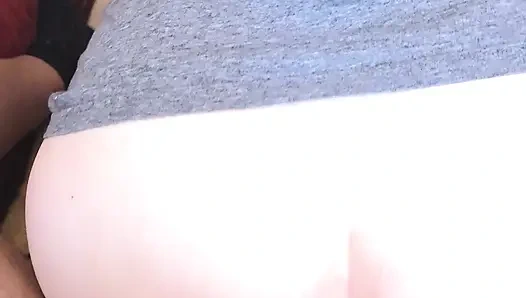 Muhteşem kız ıslak sıkı ve İsveçli kadının içine boşalmak istiyor