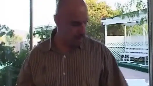 Esmer hatun iki adamla yoğun üçlü seks yapıyor