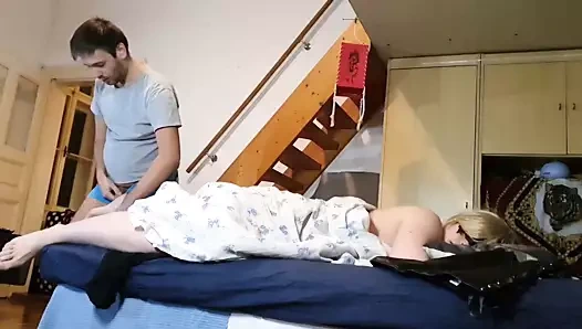 Kıvrımlı üvey kızkardeş becerdin ve sonra diğeri sperm kaplı horozu yalıyor – full hd