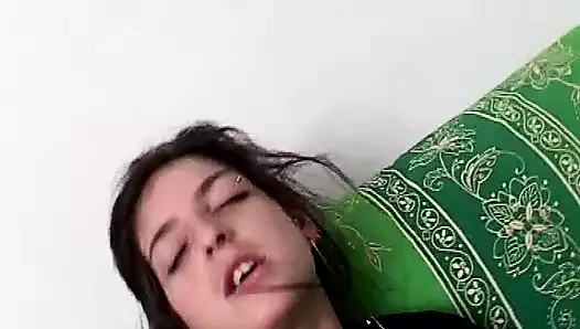 Yaramaz ve sıcak İtalyan kız zevk için masturbates