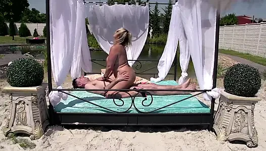 İri göğüslü orta yaşlı seksi kadınlar her şehvetlerini tatmin etmeye hevesli genç sert ve büyük yaraklar tarafından sikiliyor