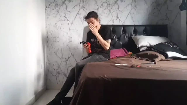 Üvey oğlum odama geliyor ve kullanılmış tangalarımı koklıyor - İspanyol itaatkarlar