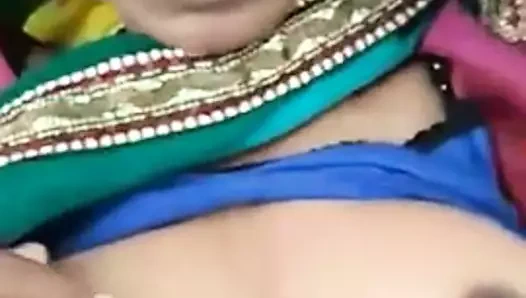 Çift bahçede eğleniyor