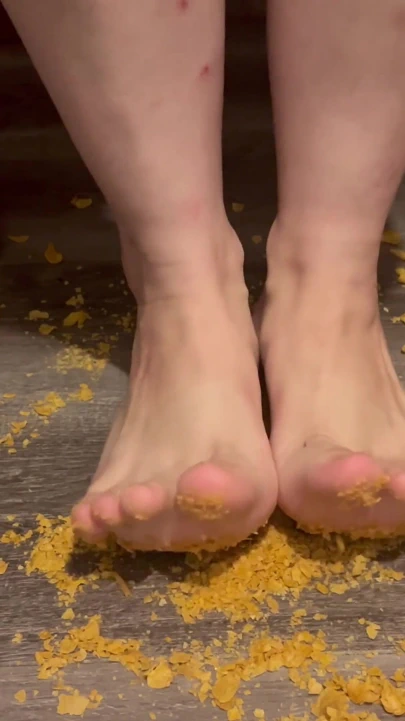 Yemek çıtırtısı - çıplak ayaklı tahıl üzerine basıyor asmr