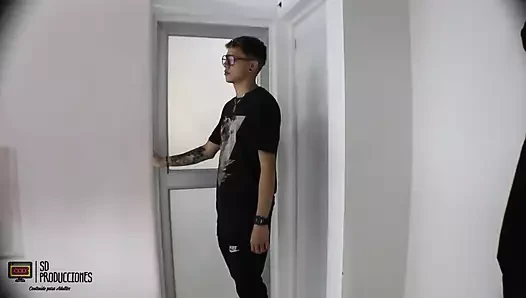 Odamda çok azgınım ve üvey kız kardeşimin arkadaşı geliyor - İspanyolca porno