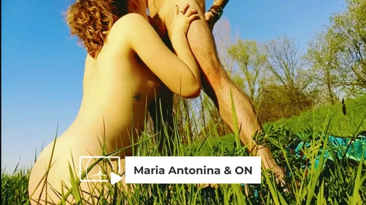 Genç Polonyalı çift açık havada sert gırtlağına kadar alıyor ve sert sikişiyor