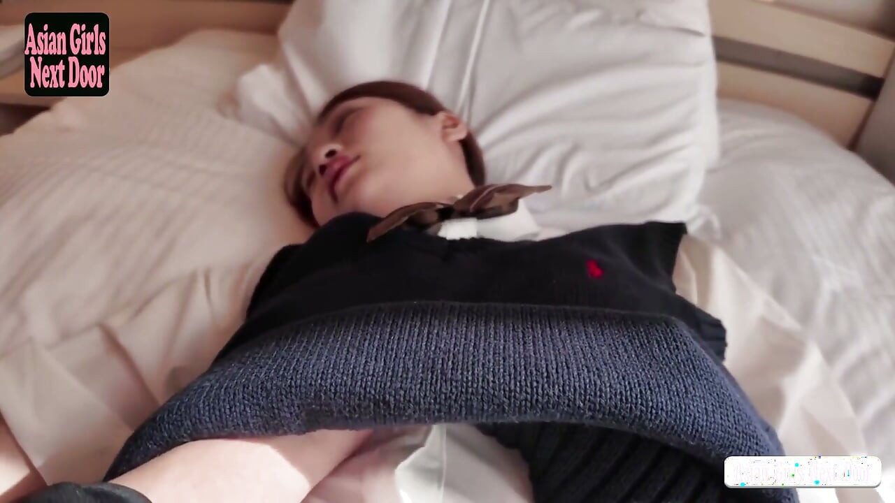 Eski idol stajyeri kaplıcada erkek arkadaşını aldatıyor. Korunmasız seks ve döllemeler kalmak istiyor.1.