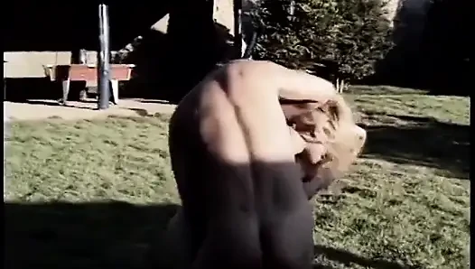 Seksi sarışın arka bahçede götünü siktiriyor