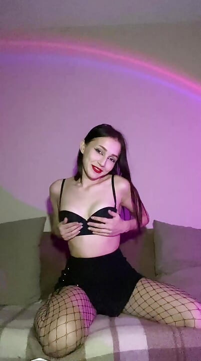 Süper seksi Kristina'dan büyük yarak değerlendirmesi