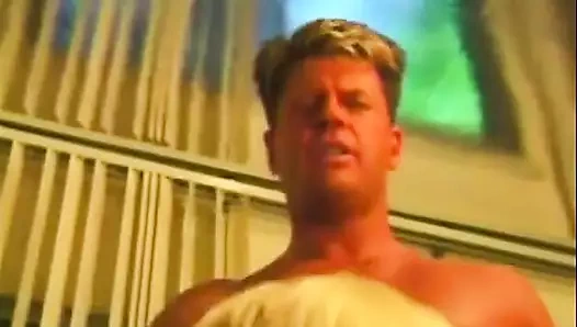 Azgın sarışın sürtük sikilmeden önce her santim yarak emmeyi seviyor