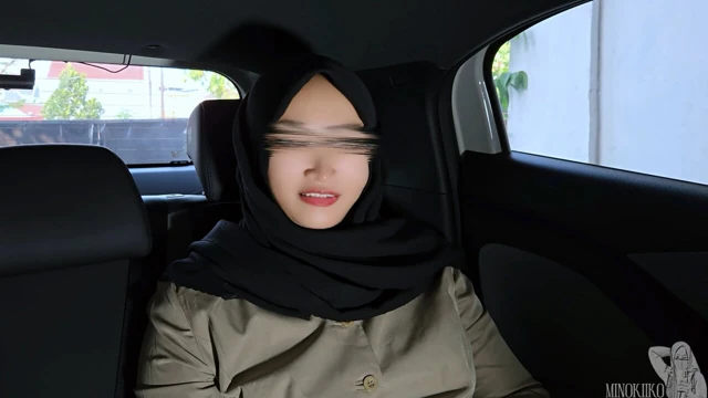 Müslüman tesettürlü hükümet fahişesi merkez ofis yerleşimi için arabada üstün taşakları emiyor - minokiiko