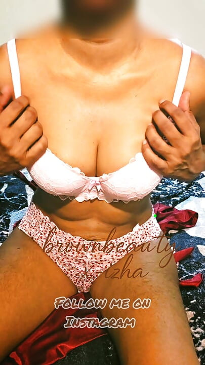 Yeni bölüm 1 brownbeauty_x_izha Hintli kerala mallu ateşli evli kadın İzha şehvetli striptiz ve sakso dildo kerala ateşli mallu evli kadın