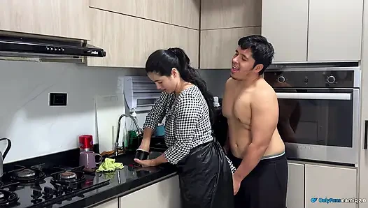 Patronum karısının dikkatsizliğinden faydalanıyor ve beni çok sert sikiyor!