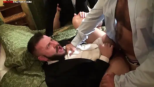 Ariostofuck 2'nin üçüncü sahnesi. Memurlar aristokratları sikiyor.