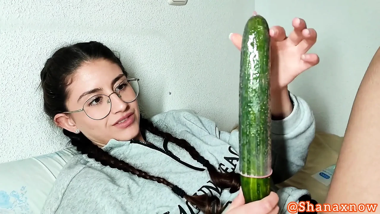 Masturbação com Pepino Só para Membros