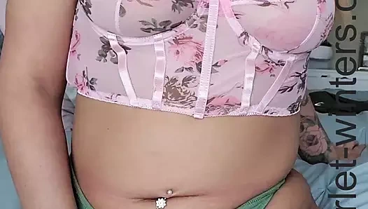 Kalın öğretmen ile büyük memeler masturbates ile vibratör