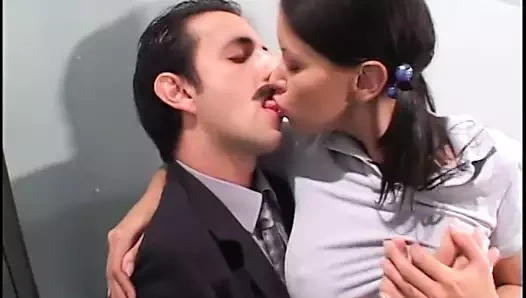 Genç sürtük sikişmeden önce sınıfta öğretmeninin sert yarağını emiyor