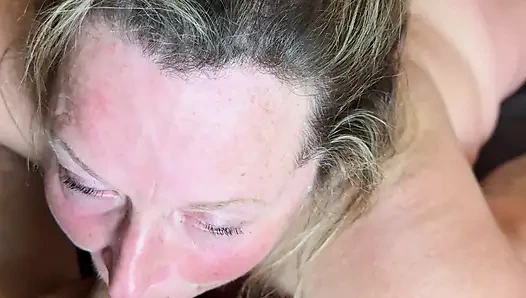 İtaatkar evli kadın yarak ve taşak emiyor