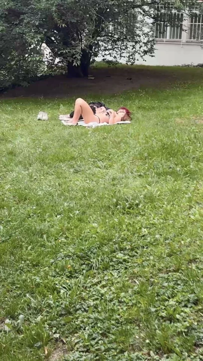 Bir Yabancı Lezbiyen Çifte Parkta Sikini Sunuyor