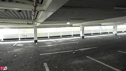 Azgın Sarışın Alman Orospu Otoparka Gönderildi ve Sevişti