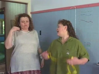 Tıknaz büyük memeler amcık striptizi