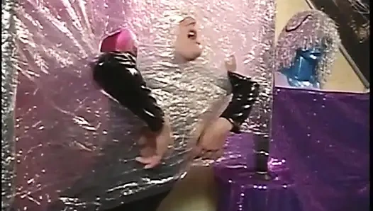 Plastik fetişist edepsiz köle tarafından sikiliyor