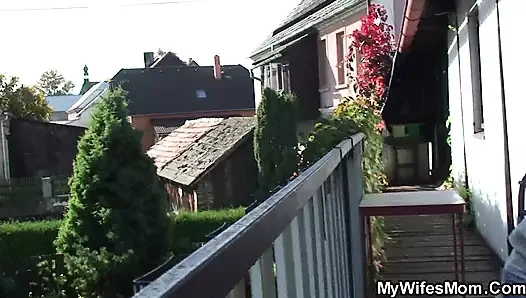 Adam açık havada karısının yaşlı annesini domaltarak yakaladı