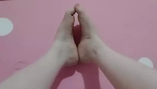 Evde yalnız kalıyorum ve kendime duvara ayak masajı yapıyorum