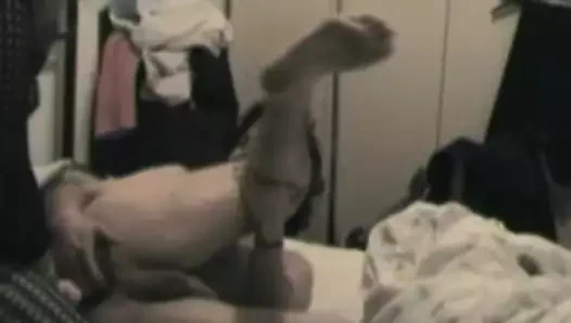 Birbirimizi o kadar sert sikiyoruz ki defalarca fışkırtıyorum