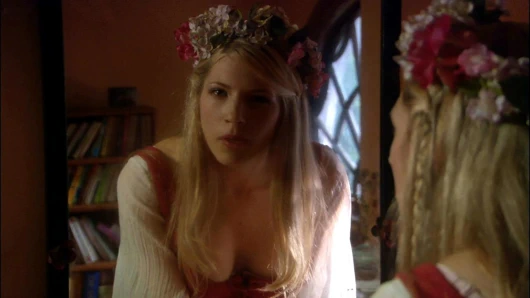 Katheryn winnick – seksi göğüs dekoltesi