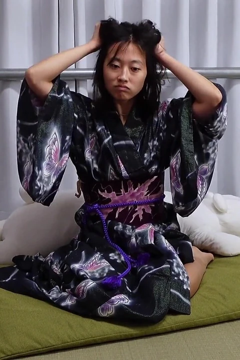 Kimono'da güzel - Japon model fotoğraf çekiminin ardından mastürbasyon yapıyor