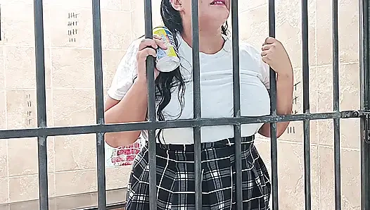 Genç üniversiteli kız gardiyanla seks yapıyor