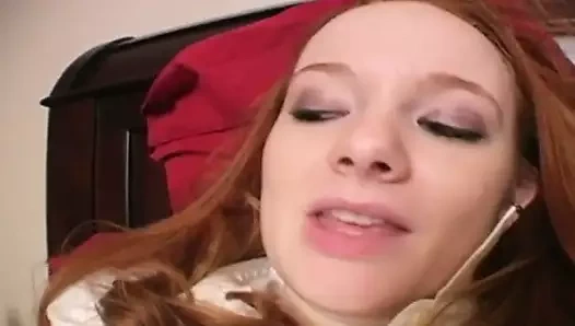 Güzel kadın oynamak ve küçük bir seks oyuncağı kullanarak kendini uyandırmak