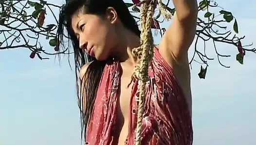 Salıncakta güzel Asyalılar