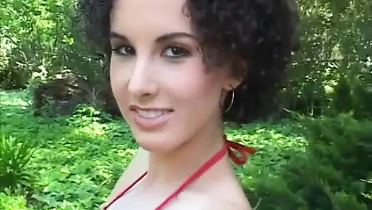 Azgın güçlü kol kıvırcık saçlı ince esmer bebeği sikiyor