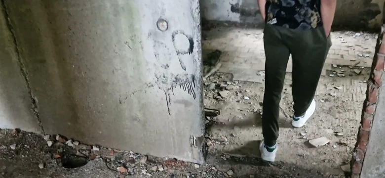Terk edilmiş bir fabrikada genç bir sikici babasıyla tanıştı ve gelene kadar deliklerini sert sikti