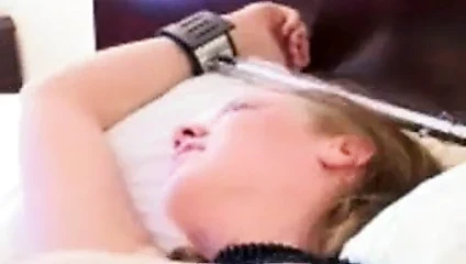 18 yaşındaki genç kadın bağlı ve dildoed