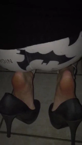 Lena'nın ayaklarına boşalmak. güzel ayaklar ve göt