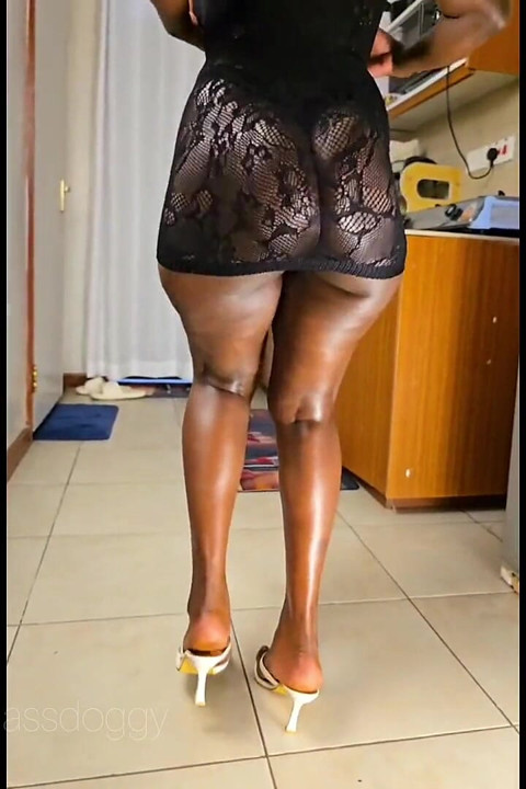 Seks temyizi ile dolu siyah net elbiseyi gör