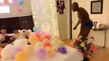 İkizler babaya iyi eğlenceler gösteriyor