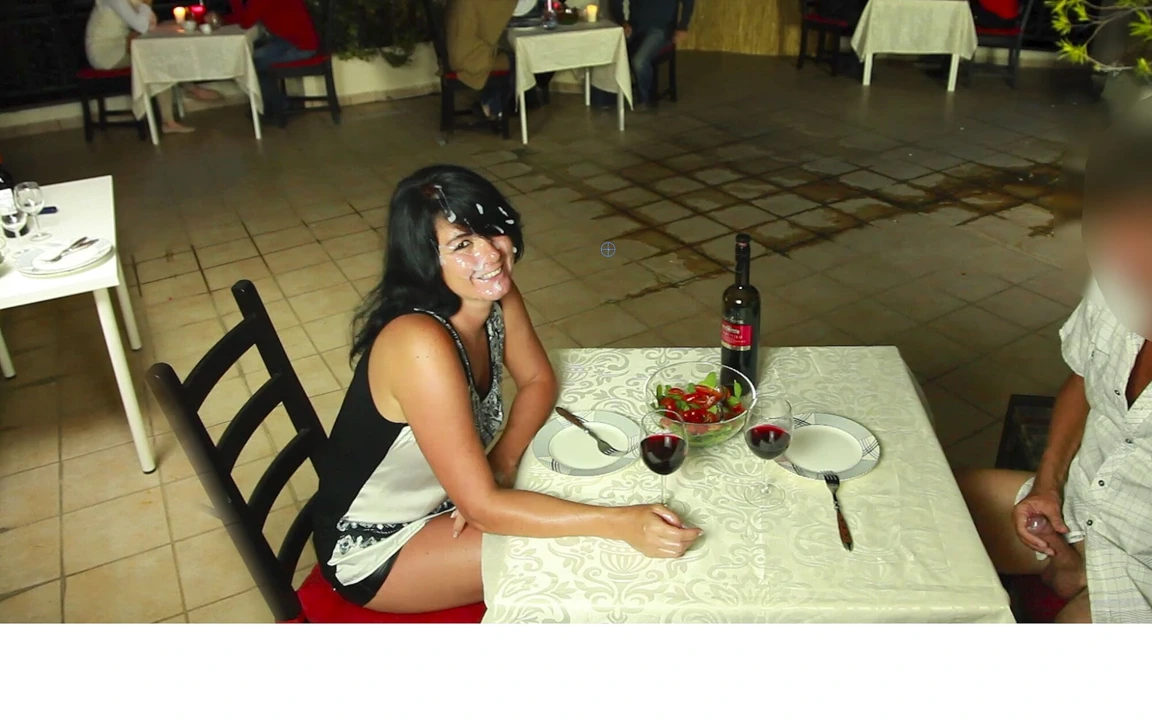 Halka açık aşırı! Bir restoranda ateşli yalama ve sikiş grup seks