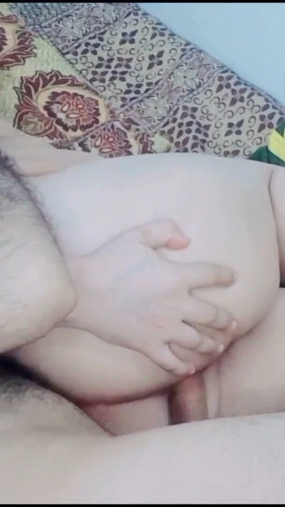 Tombul bir kızın erkek arkadaşıyla sikiştiği Desi Sex MMS | Klip 1