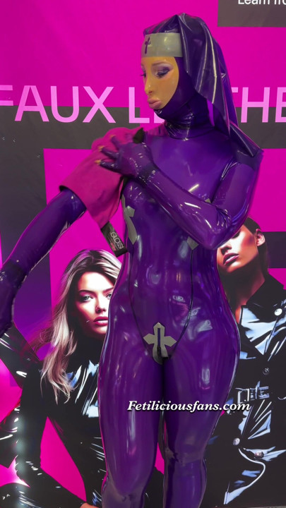 Bayan fetilicious lateks catsuit parlatıyor