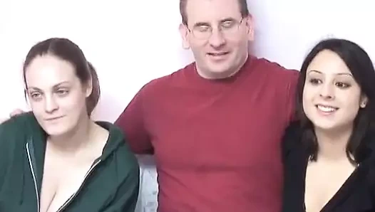 Tıraşlı yaraklı kıllı adam sakso çekiyor ve iki amcık yiyen kızla sikişiyor